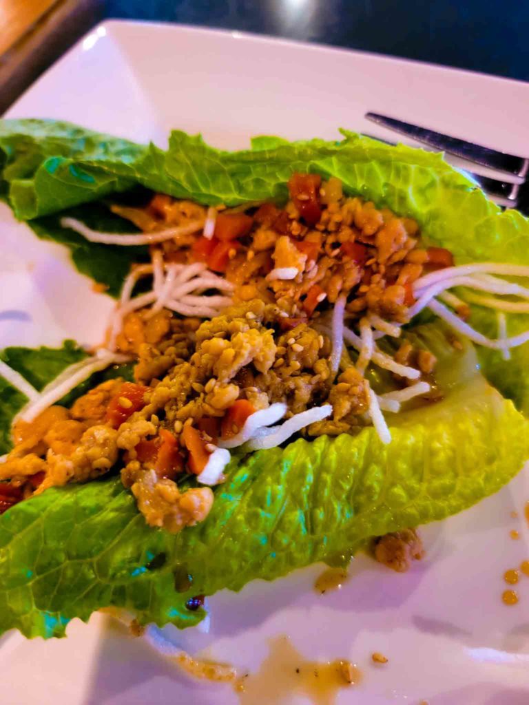 Thai food lettuce spring roll